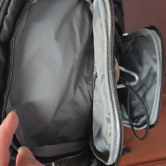 2XHOSTPICK. Like New. Dell Black/Gray Laptop Heavy Duty Backpack w/Multi Pockets - Picture 6 of 10